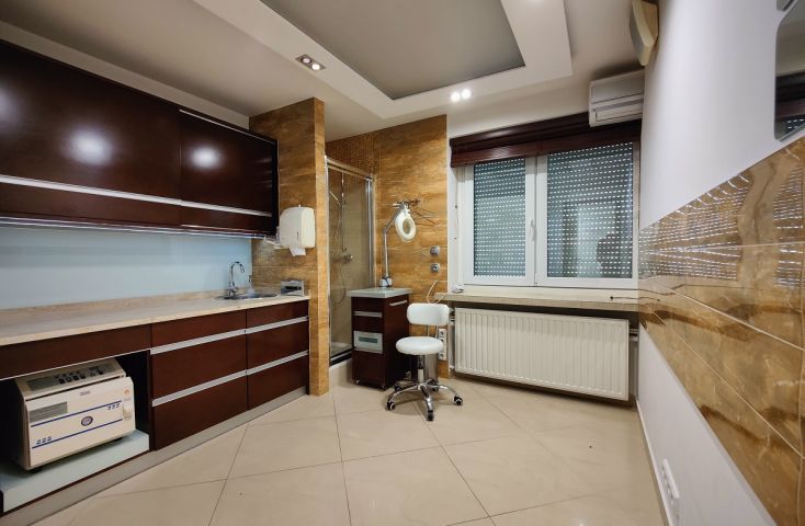 Mieszkanie w Centrum idealne na gabinety lekarskie lub biuro - Na sprzedaż  mieszkanie  , usługowy : Konin