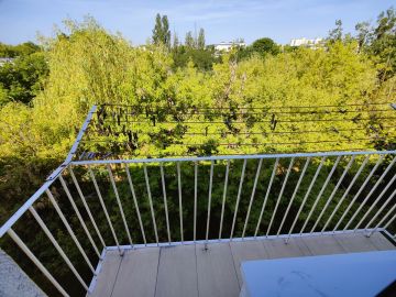 Na sprzedaż 3 pokoje z balkonem w dobrym stanie - V osiedle - Na sprzedaż  mieszkanie  : Konin