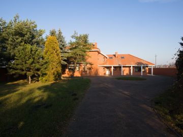 Przestrzenny dom o nietuzinkowej bryle, na obrzeżach Konina - Na sprzedaż  dom  : Kraśnica Kolonia